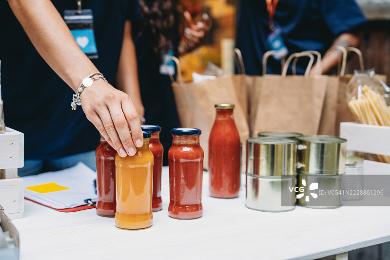志愿者在捐赠点整理食物图片素材