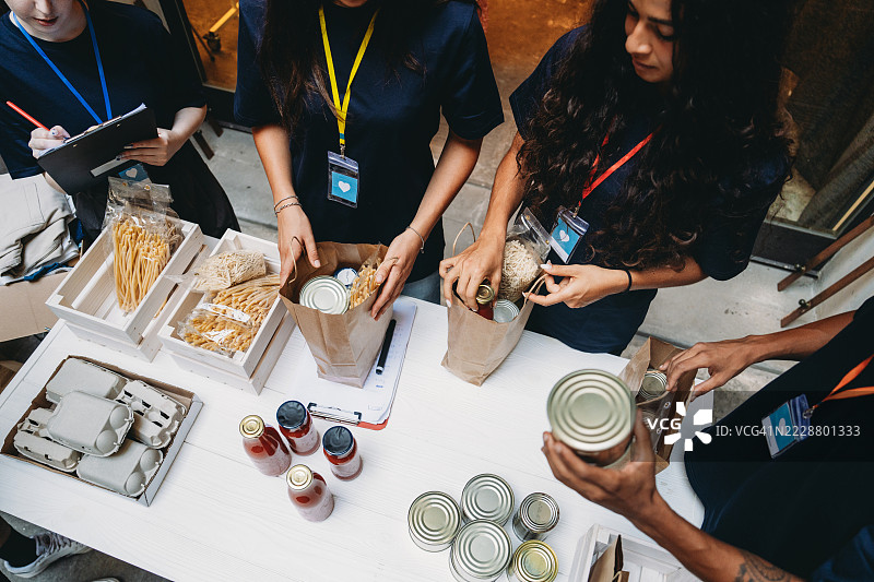 志愿者为需要帮助的人准备食品袋捐赠图片素材