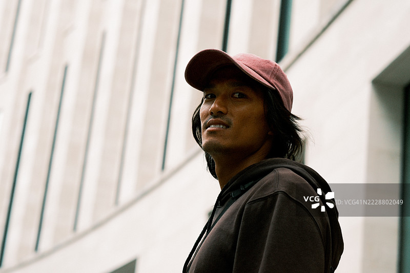 年轻的亚洲旅行者在城市中打电话预订航班和火车图片素材