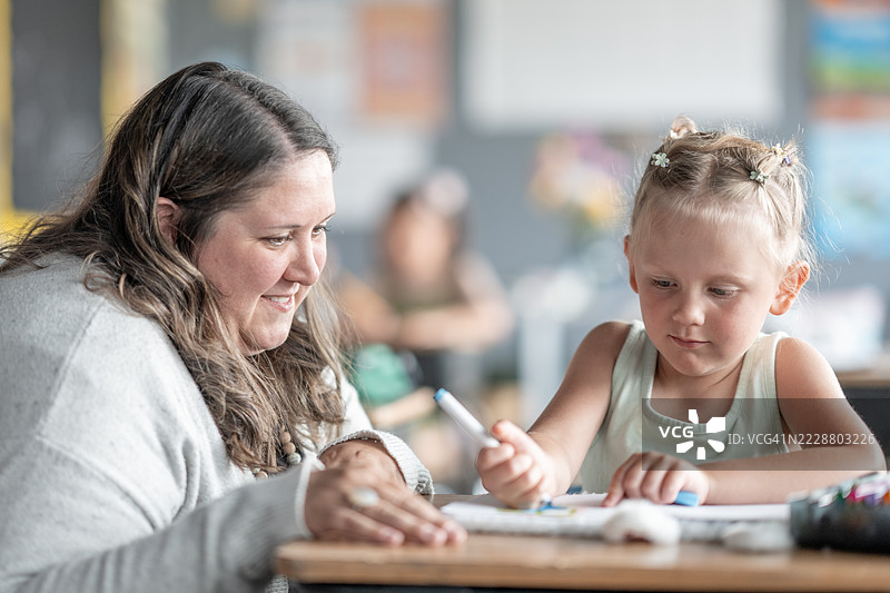教师与学生在课堂学习互动中积极交流图片素材