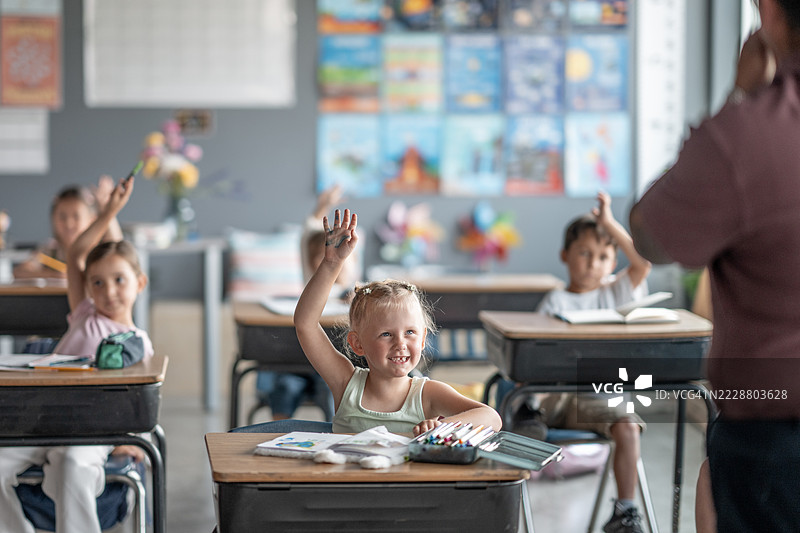 孩子们在课堂环境中积极参与学习活动图片素材