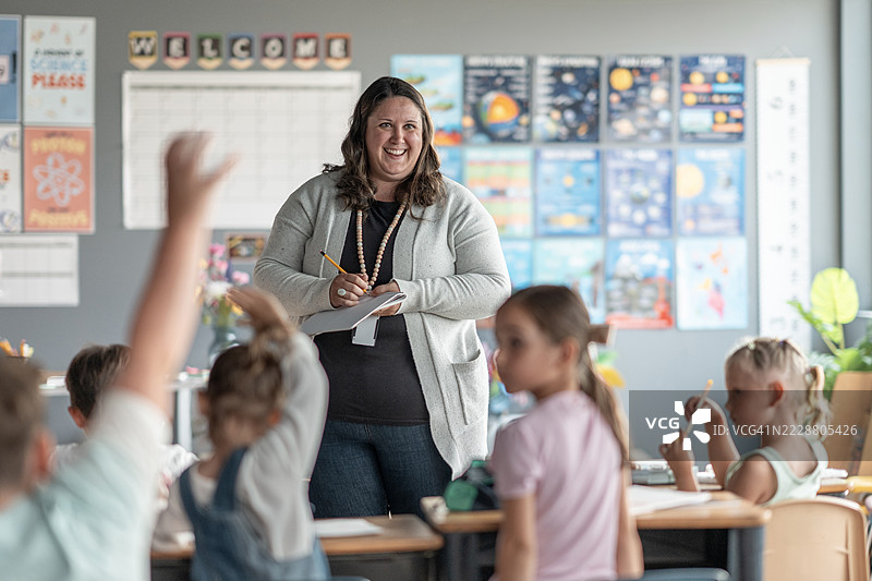 教师带领课堂讨论，学生们专心听讲图片素材
