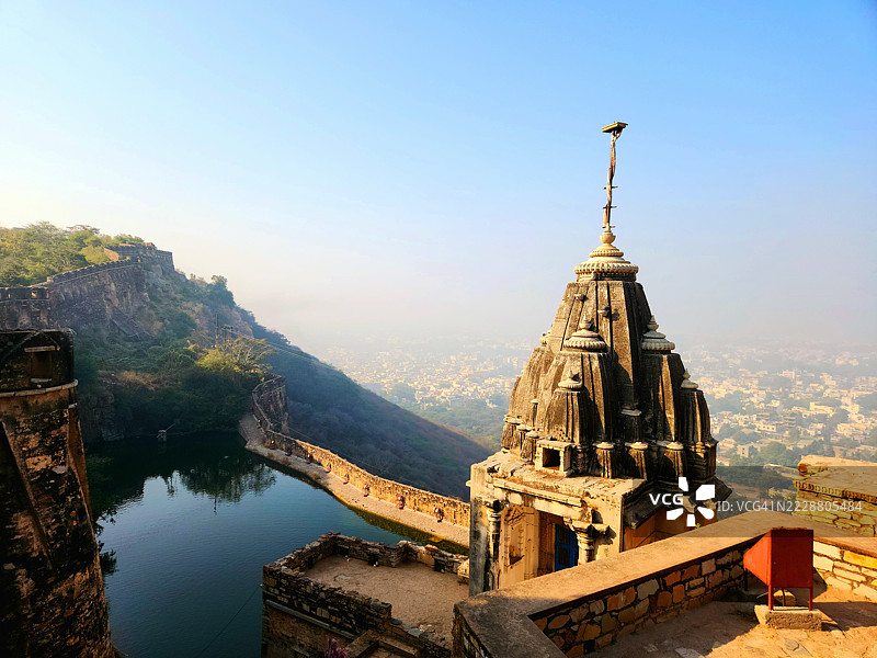 奇托尔加尔堡垒上的寺庙群与池塘图片素材