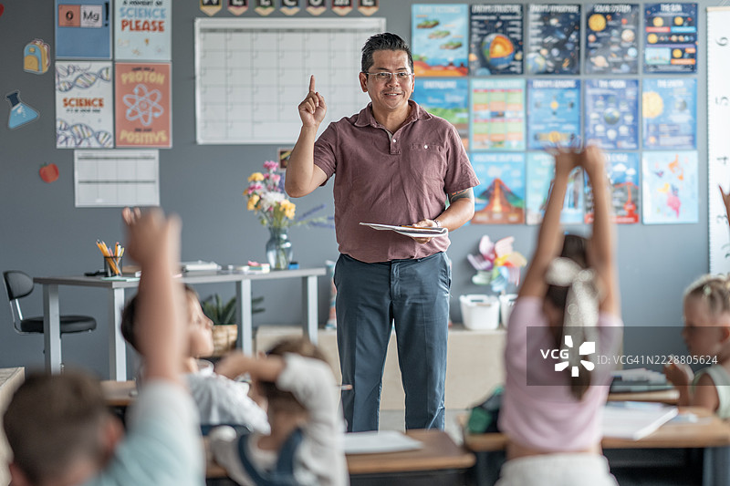 教师在课堂上与孩子们互动，进行教育活动图片素材