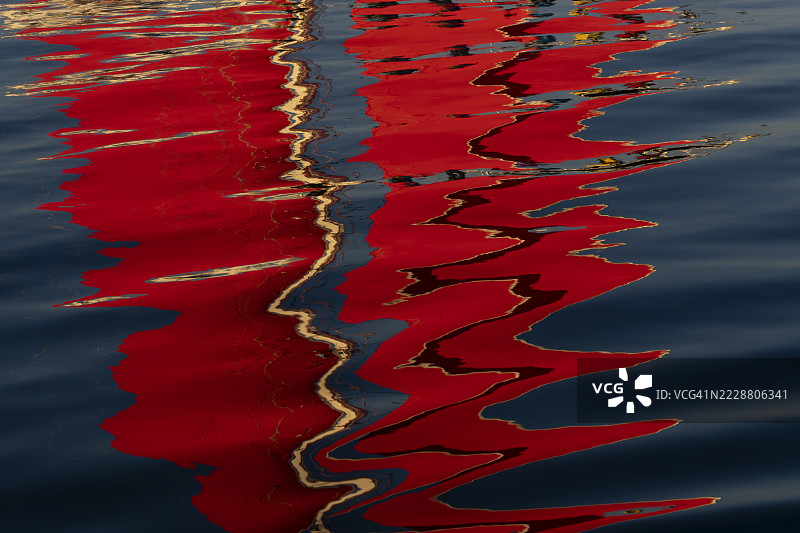 抽象：水中红帆的倒影图片素材