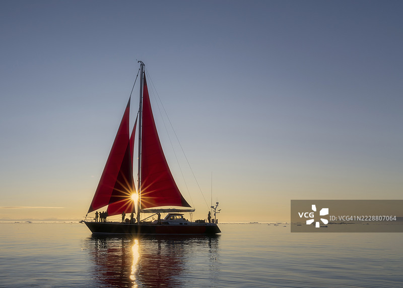 午夜阳光透过红色帆布图片素材