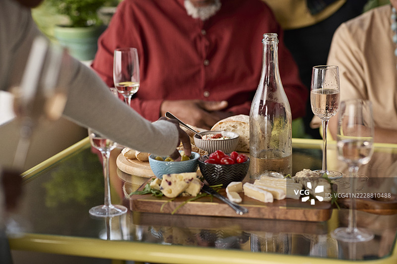 女人伸手去拿桌子上的橄榄碗图片素材