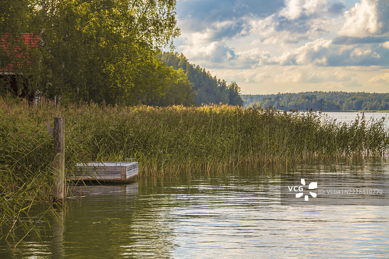 美丽的日落海景，群岛风光，木栈道，芬兰的夏天图片素材