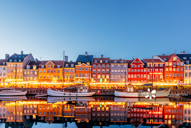 哥本哈根丹麦的Nyhavn港口在黄昏时分灯光璀璨图片素材