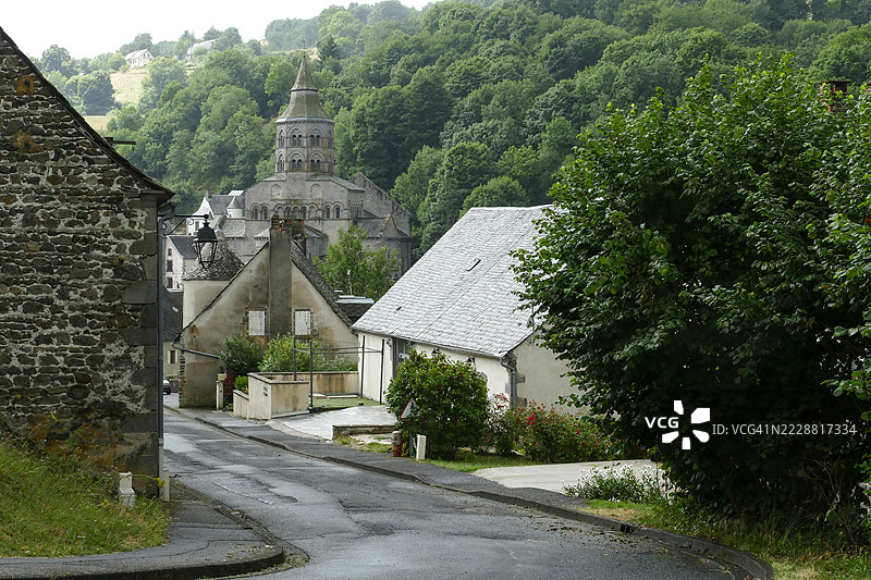 奥尔西瓦尔古村落的道路，背景是圣母大教堂。图片素材