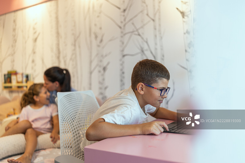 母亲和孩子们在温馨的家居环境中共度美好时光图片素材