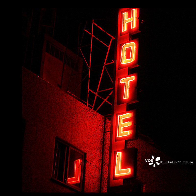 夜晚的老式复古酒店霓虹灯招牌图片素材