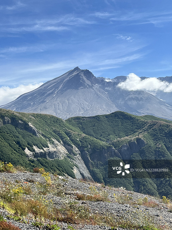 圣海伦斯山的异世界景观图片素材