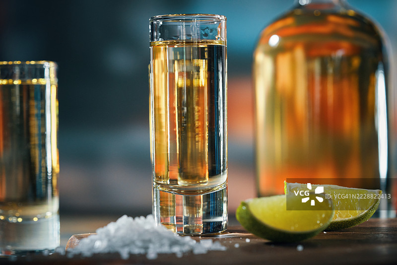 龙舌兰酒配盐和青柠图片素材