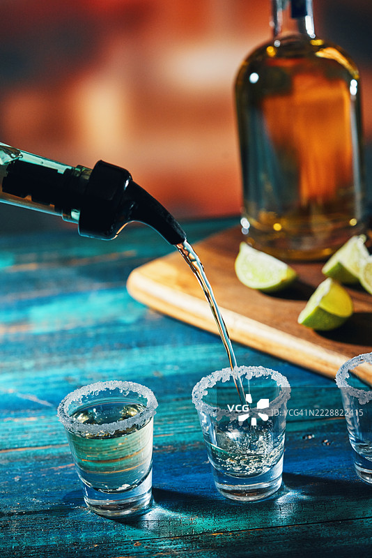 龙舌兰酒配盐和青柠图片素材