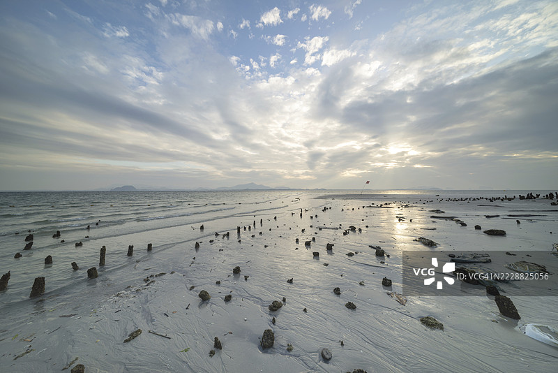 在泰国南部沙吞省的穆克岛西瓦莱海滩，日出时沙中的结构图片素材