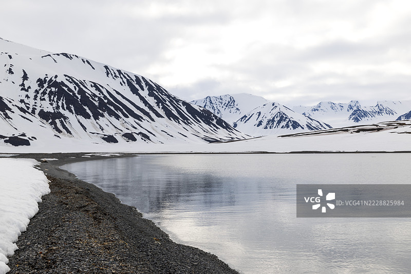 海湾中的卵石海滩，山脉，雪，穆沙姆纳，斯匹茨卑尔根，斯瓦尔巴群岛图片素材