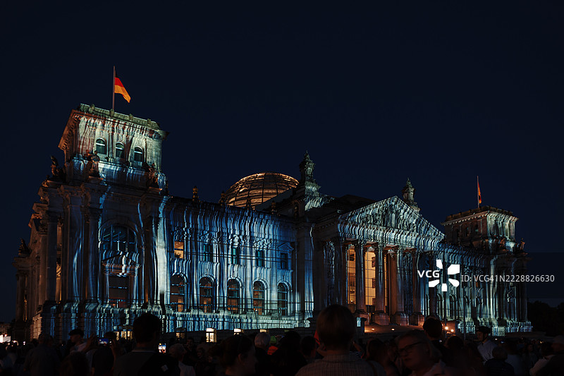 柏林国会大厦被照亮，以纪念“包裹国会大厦”艺术项目的30周年。图片素材