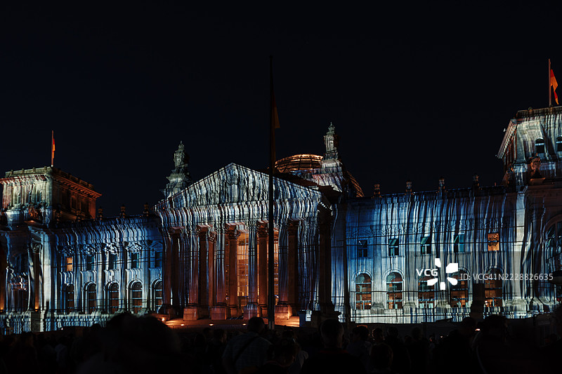 柏林国会大厦被照亮，以纪念“包裹国会大厦”艺术项目的30周年。图片素材