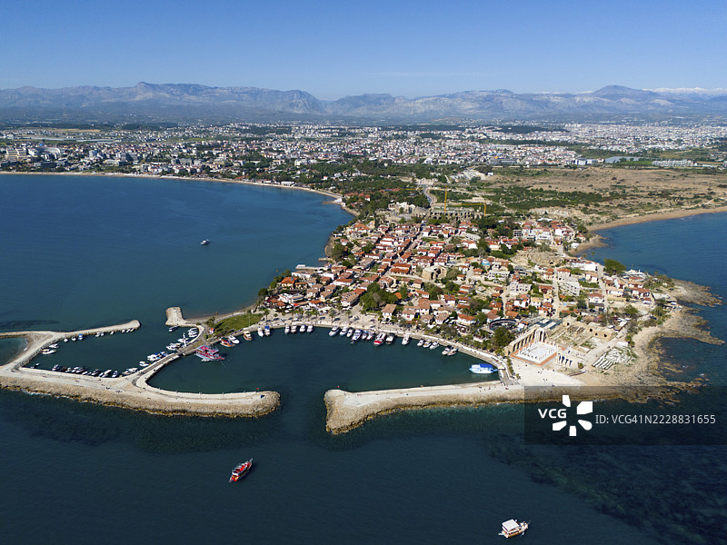土耳其安塔利亚省马纳夫加特锡代,俯瞰地中海房屋和蓝色大海、港口以及阿波罗神庙的海岸城镇鸟瞰图图片素材
