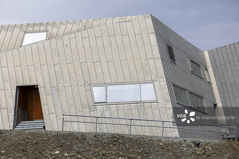 斯瓦尔巴群岛的地方长官办公室,银色外立面,警察局,朗伊尔城,斯匹茨卑尔根,斯瓦尔巴群岛图片素材