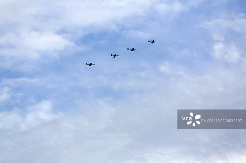 四架A-10雷电II战斗机编队飞行，法国卡马格图片素材