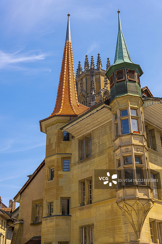 瑞士弗里堡州弗里堡老城的阳光明媚的夏日中的大教堂塔和房屋塔图片素材