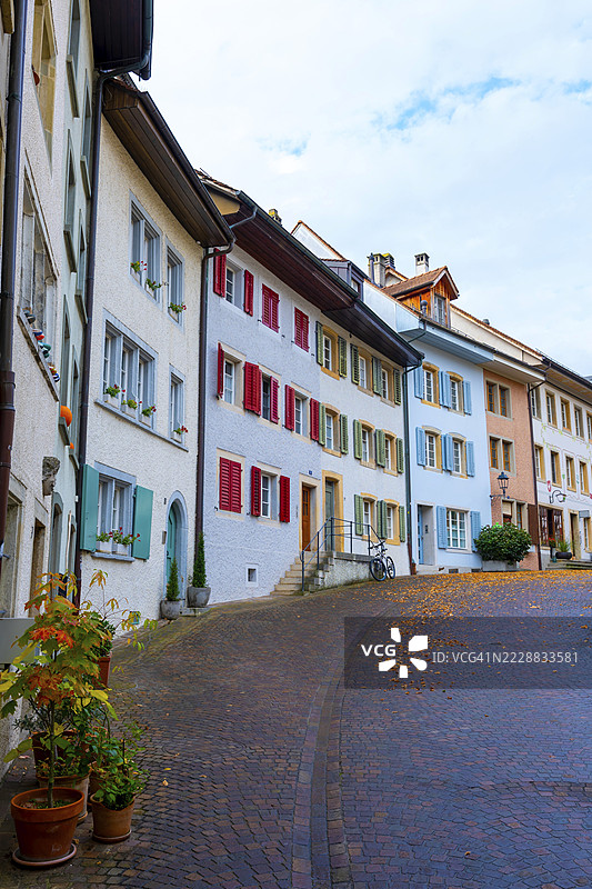 瑞士索洛图恩州奥尔滕的秋日阳光下，古镇中的美丽城市街道和广场图片素材