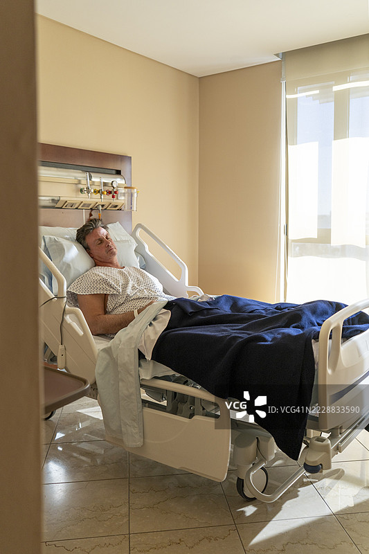 男人安然入睡，体现医疗健康之旅图片素材