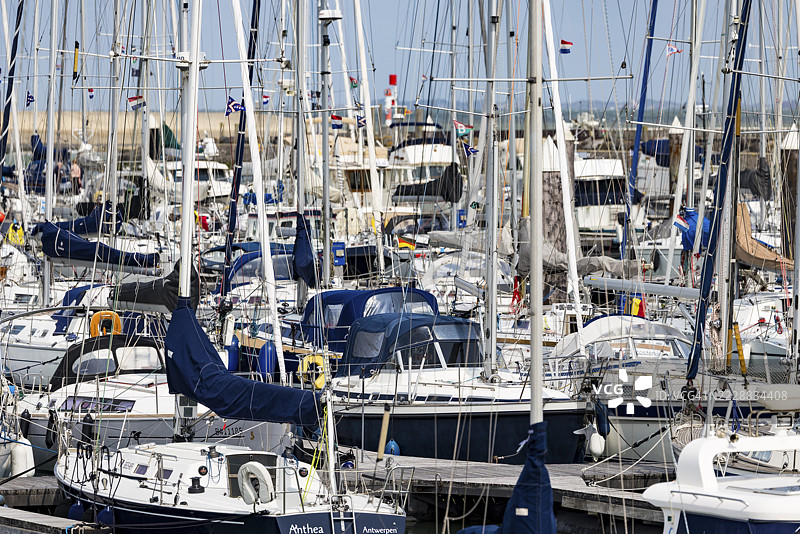 繁忙的码头里停着帆船，布雷斯肯斯，泽兰，荷兰图片素材