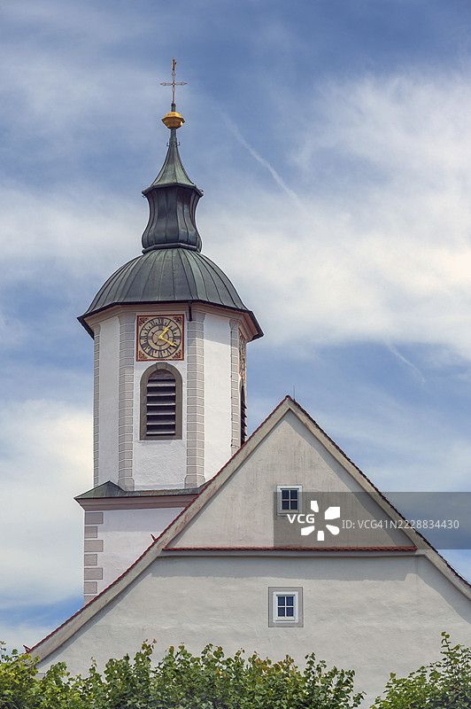 德国巴登-符腾堡州施瓦本地区阿尔高地区洛伊特基希附近圣玛丽亚教区的钟楼，旁边是蔡尔城堡。图片素材