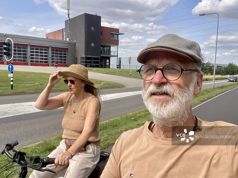老年夫妇骑电动自行车图片素材