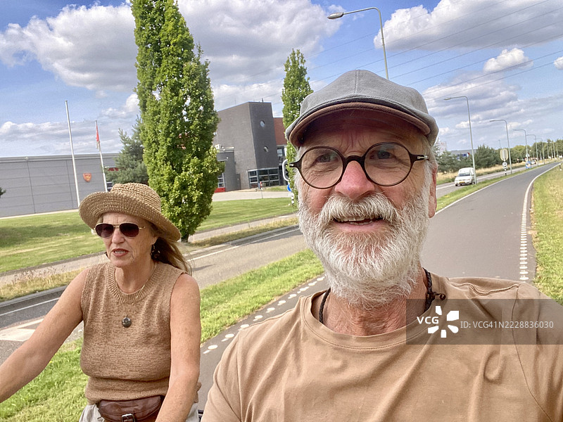 老年夫妇骑电动自行车图片素材