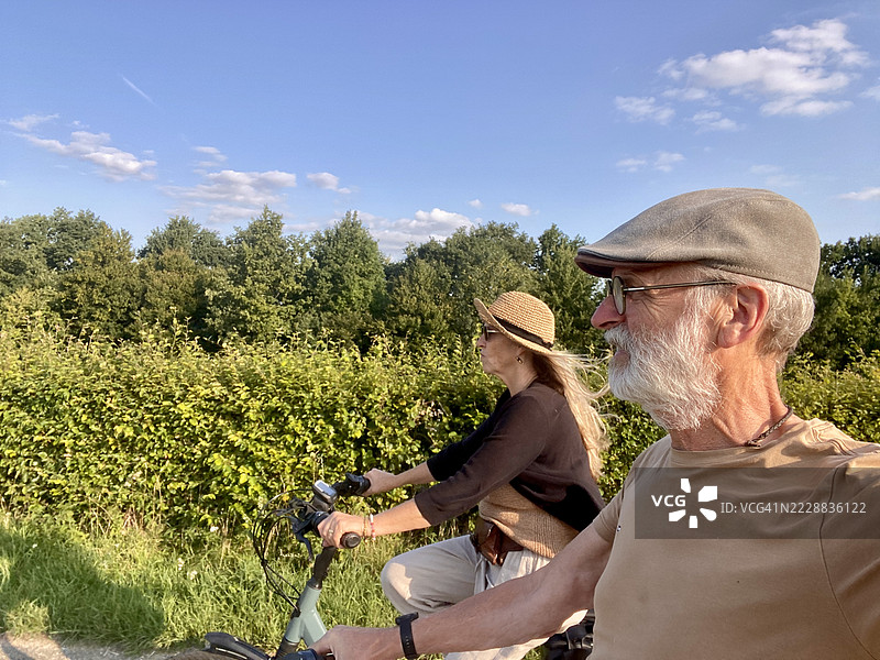 老年夫妇骑电动自行车图片素材