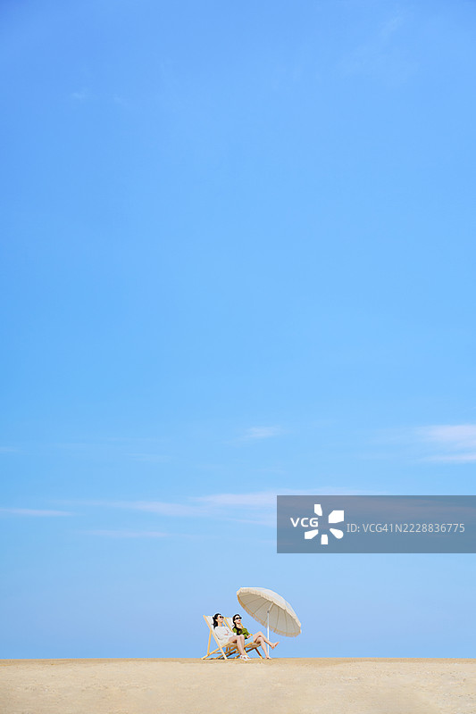 海洋，夏天，假期，放松，生活方式，女性，朋友，乐趣，波浪，涟漪，躺椅，遮阳伞图片素材