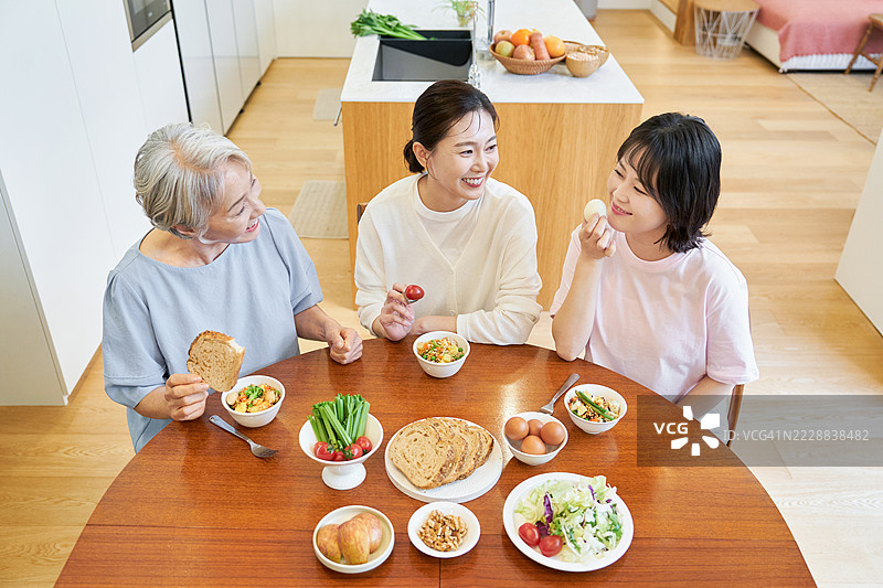 家庭厨房，饮食，慢性衰老饮食，健康管理，早午餐，健康生活，饮食，乐趣，幸福，团聚，健康的快乐图片素材