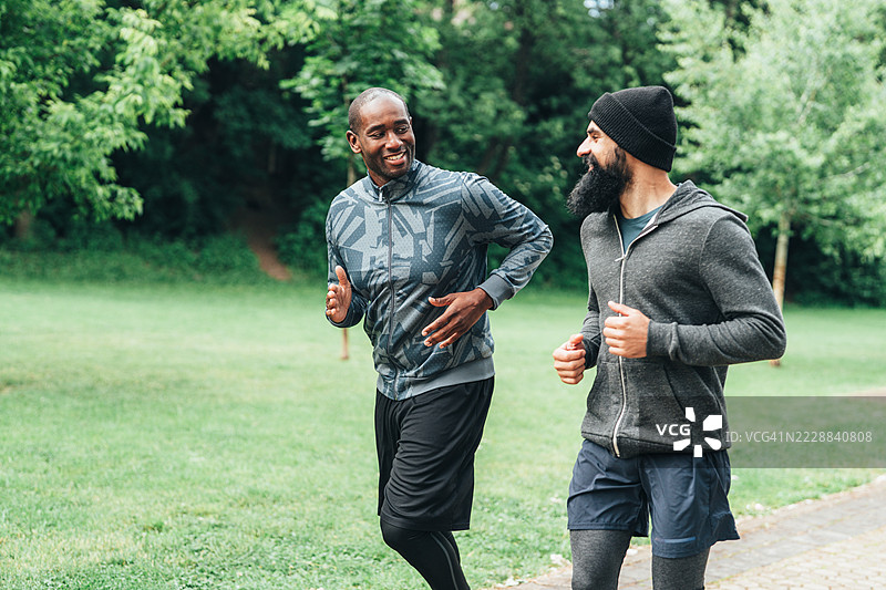 户外有氧训练。快乐的运动员们在大自然中一起奔跑，享受乐趣。图片素材