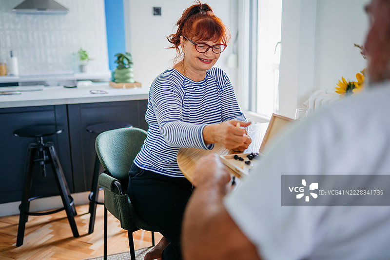 在我们的客厅里下棋图片素材