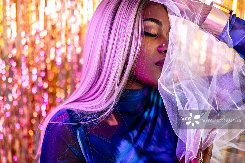 一位风格独特的年轻黑人女性肖像图片素材