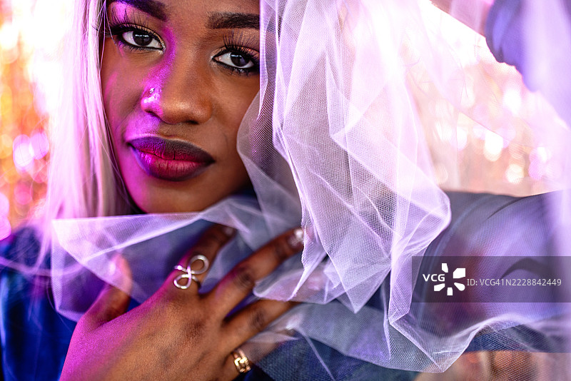 一位风格独特的年轻黑人女性肖像图片素材