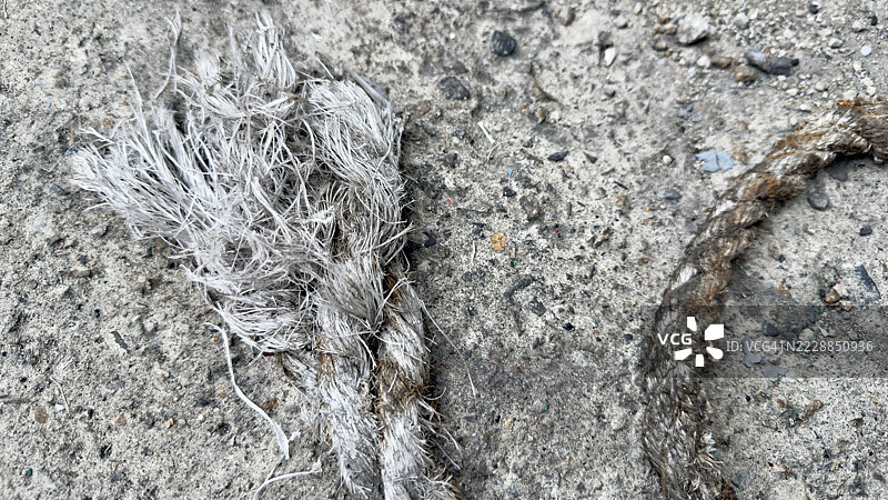 水泥地面上的磨损绳索图片素材