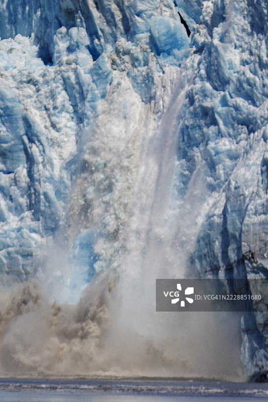 哈伯德冰川的冰块掉落，溅起巨大的水花图片素材