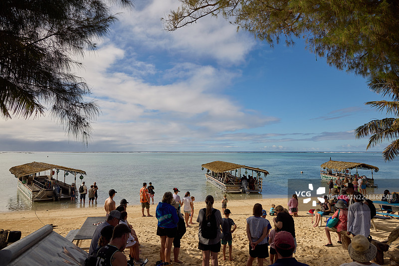 乘客们在拉罗汤加等待登船游览泻湖。图片素材