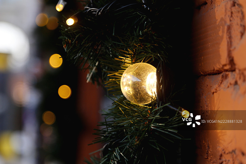节日外立面的装饰，搭配常青树枝、金色球饰和闪亮的花环图片素材