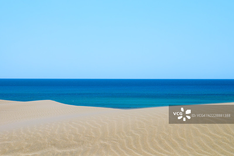 沙丘、大海和晴朗的天空，撒丁岛，意大利图片素材