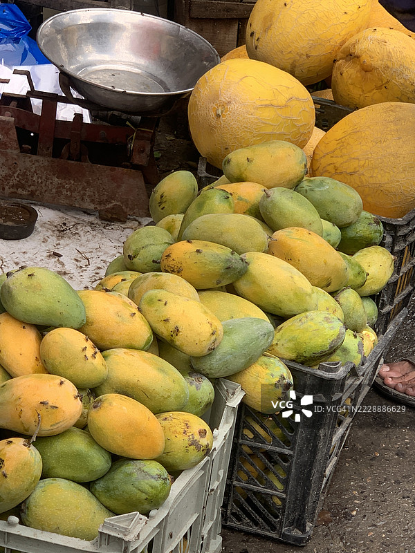 在拉瓦尔品第路边摊上展示的水果图片素材
