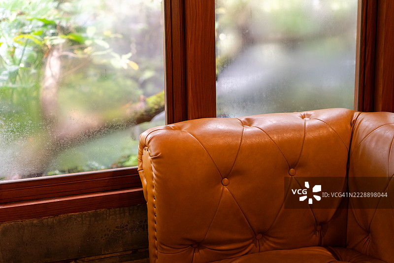 复古皮沙发和家中客厅的花瓶图片素材