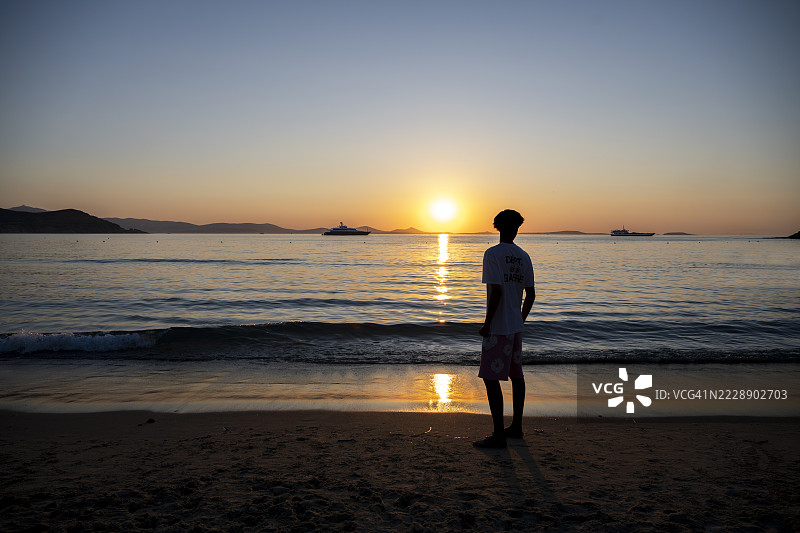 纳克索斯海岸的日落倒影图片素材