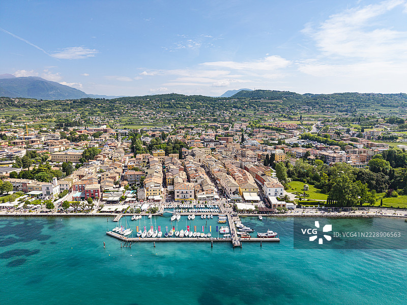 加尔达湖畔的巴尔多利诺村庄鸟瞰图图片素材