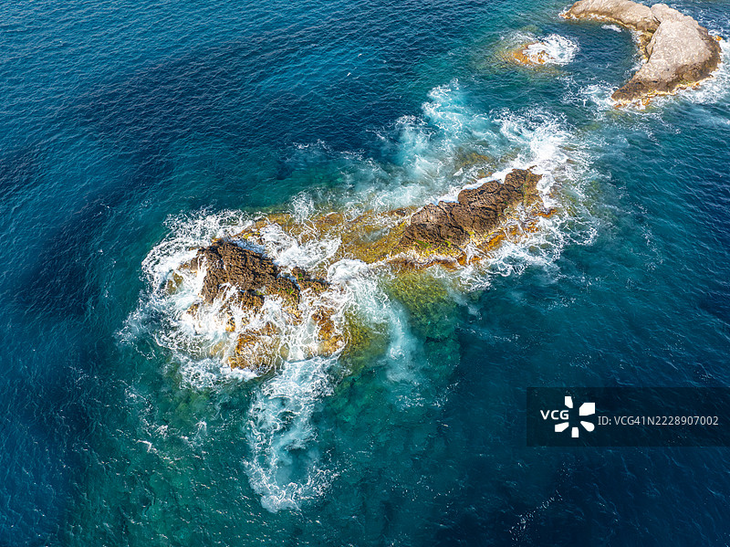 意大利地中海新兴岩石礁的无人机照片图片素材